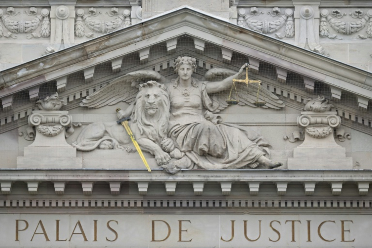 L'ostéopathe jugé à Strasbourg pour viols et agressions sexuelles sur 29 patientes va être fixé sur son sort au terme d'un procès où il a été décrit comme "un prédateur" tandis que lui plaide la "maladresse" ( AFP / SEBASTIEN BOZON )