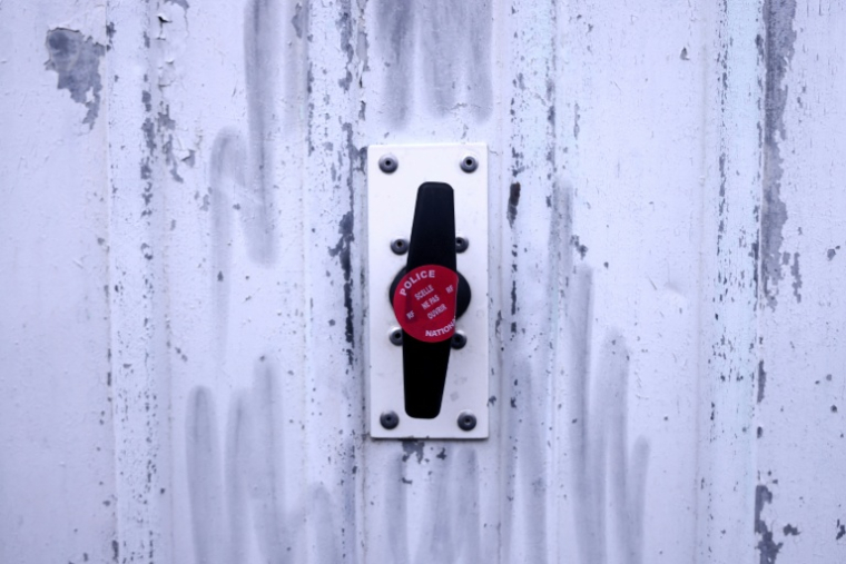 Des scellés de la police sur la porte d'un garage où ont été séquestrées deux femmes, dont une magistrate, à Bourg-lès-Valence, le 6 février 2026 dans la Drôme ( AFP / Alex MARTIN )