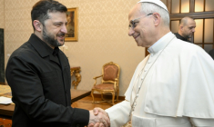 Handout du Vatican montrant le président ukrainien Volodymyr Zelenski et le pape Léon XIV, le 9 décembre 2025 à Castel Gandolfo ( VATICAN MEDIA / Handout )