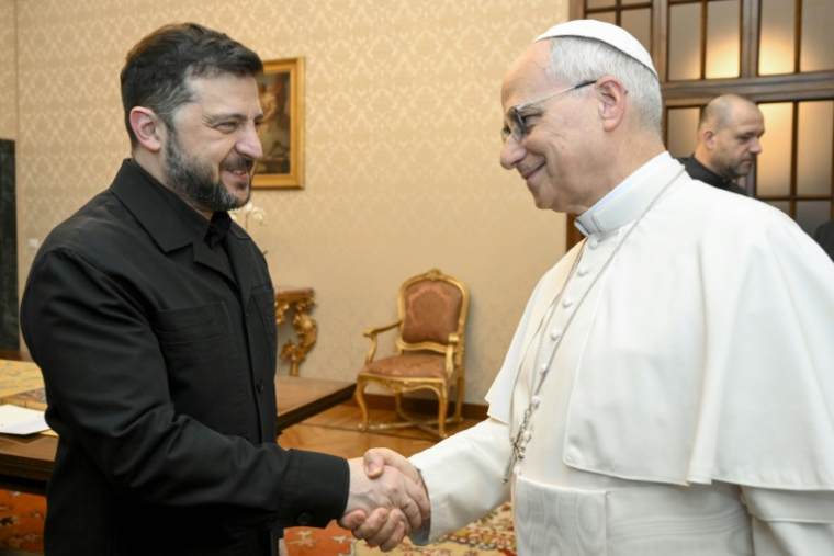 Cette photo fournie par le Vatican montre le pape Léon XIV lors d'une rencontre avec le président ukrainien Volodymyr Zelensky, à Castel Gandolfo le 9 décembre 2025 ( VATICAN MEDIA / Handout )