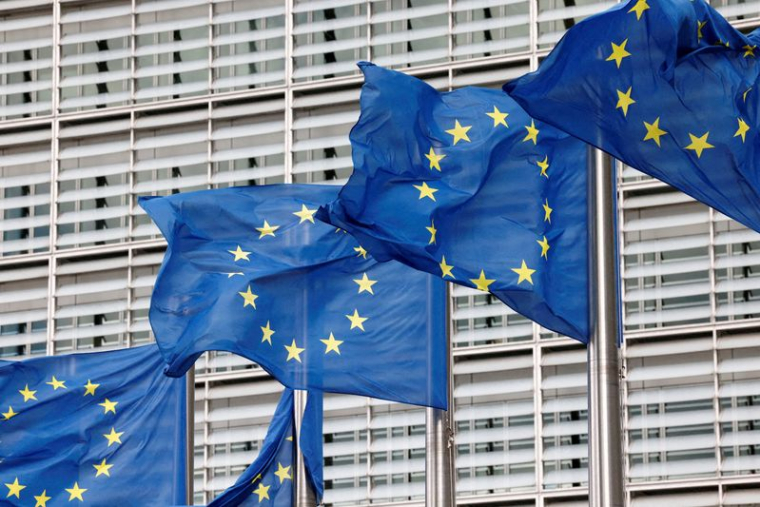 Des drapeaux de l'Union européenne flottent devant le siège de la Commission européenne à Bruxelles