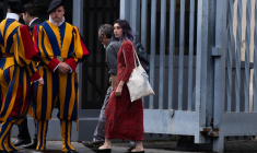 Les militants Ester et Guido au Vatican, le 24 mai 2023. ( AFP / TIZIANA FABI )
