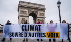 Des militants tiennent une banderole "Climat, écoutez les autres voix" lors d'une action de Greenpeace devant l'Arc de Triomphe à Paris, le 12 décembre 2025, à l'occasion du 10e anniversaire de la signature des accords de Paris sur le climat ( AFP / Dimitar DILKOFF )