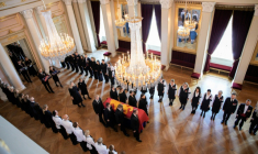 Le cercueil du roi Harald V de Norvège est transporté du Salon rouge à la chapelle du Palais, à Oslo, le 31 août 2026, par des membres de la famille royale ( NTB / Stian Lysberg Solum )