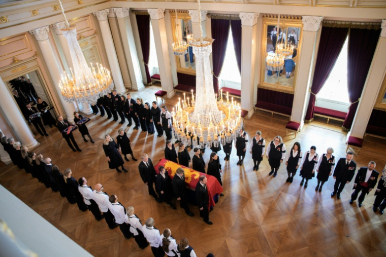 Le cercueil du roi Harald V de Norvège est transporté du Salon rouge à la chapelle du Palais, à Oslo, le 31 août 2026, par des membres de la famille royale ( NTB / Stian Lysberg Solum )