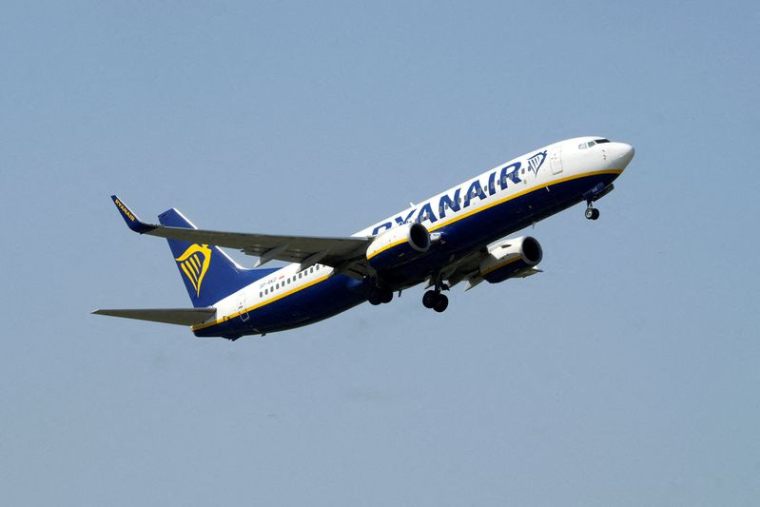 Un avion Ryanair décolle de l'aéroport international de Riga