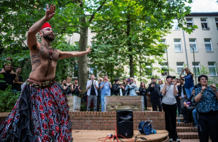 L'artiste syrien The Darvish, réfugié en Allemagne en 2015, devenu une figure de la communauté LGBT de Berlin. Ici, lors d'une performance, le 25 juin 2025 ( AFP / John MACDOUGALL )