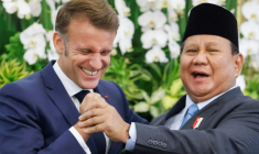 Les présidents indonésien Prabowo Subianto (d) et français Emmanuel Macron à Jakarta, le 28 mai 2025 ( AFP / Ludovic MARIN )