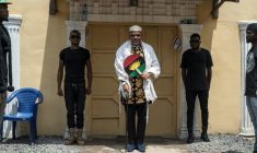 (Photo archives) Le leader biafrais Nnamdi Kanu (au centre), coiffé d'un châle de prière juif, pose dans le jardin de sa maison à Umuahia, dans le sud-est du Nigeria, le 26 mai 2017 ( AFP / STEFAN HEUNIS  )