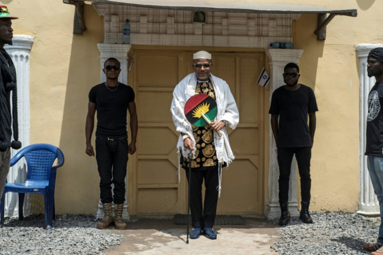 (Photo archives) Le leader biafrais Nnamdi Kanu (au centre), coiffé d'un châle de prière juif, pose dans le jardin de sa maison à Umuahia, dans le sud-est du Nigeria, le 26 mai 2017 ( AFP / STEFAN HEUNIS  )