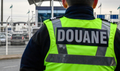 Un officier des douanes à Calais le 18 janvier 2019 ( AFP / Denis Charlet )