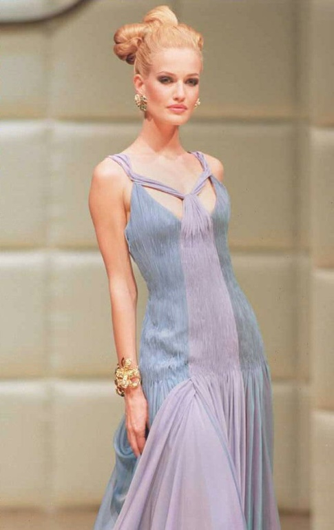 Défilé de la collection automne-hiver de Valentino le 9 juin 1995 à Paris.  ( AFP / GERARD FOUET )