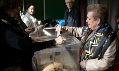 Catherine Trautmann (d), candidate du Parti socialiste (PS) à la mairie de Strasbourg, vote au Premier tour des municipales à Strasbourg, le 15 mars 2026 dans le Bas-Rhin ( AFP / SEBASTIEN BOZON )