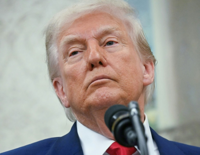 Le président américain Donald Trump dans le Bureau ovale de la Maison Blanche, le 28 mai 2025 à Washington ( AFP / Jim WATSON )