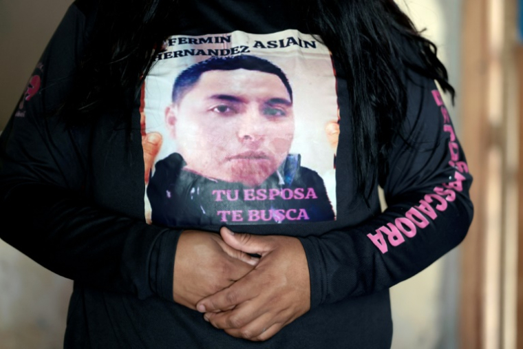 Rubi Cruz porte un vêtement avec la photo de son mari porté disparu, Fermin Hernandez, lors d'un entretien avec l'AFP dans le nord-ouest du Mexique, le 4 avril 2025 ( AFP / ULISES RUIZ )