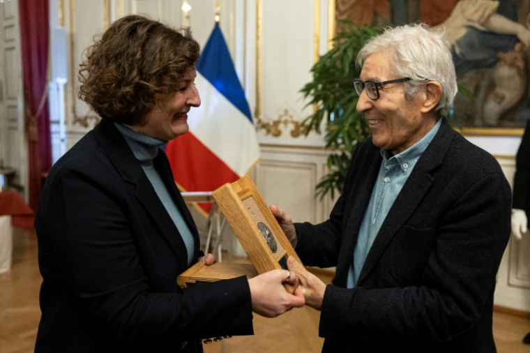 La maire de Strasbourg, Jeanne Barseghian (g), remet la médaille de la ville à l'écrivain franco-algérien Boualem Sansal, le 26 janvier 2026 à Strasbourg, dans le Bas-Rhin ( AFP / ROMEO BOETZLE )