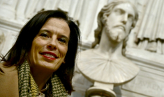 La chercheuse italienne Valentina Salerno devant un buste en marbre exposé à la basilique Sant'Agnese après que celui-ci a été identifié comme une œuvre de Michel-Angel grâce à la découverte d'archives inédites, le 4 mars 2026 à Rome ( AFP / Filippo MONTEFORTE )