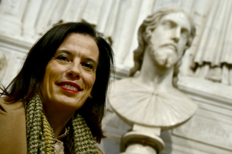 La chercheuse italienne Valentina Salerno devant un buste en marbre exposé à la basilique Sant'Agnese après que celui-ci a été identifié comme une œuvre de Michel-Angel grâce à la découverte d'archives inédites, le 4 mars 2026 à Rome ( AFP / Filippo MONTEFORTE )
