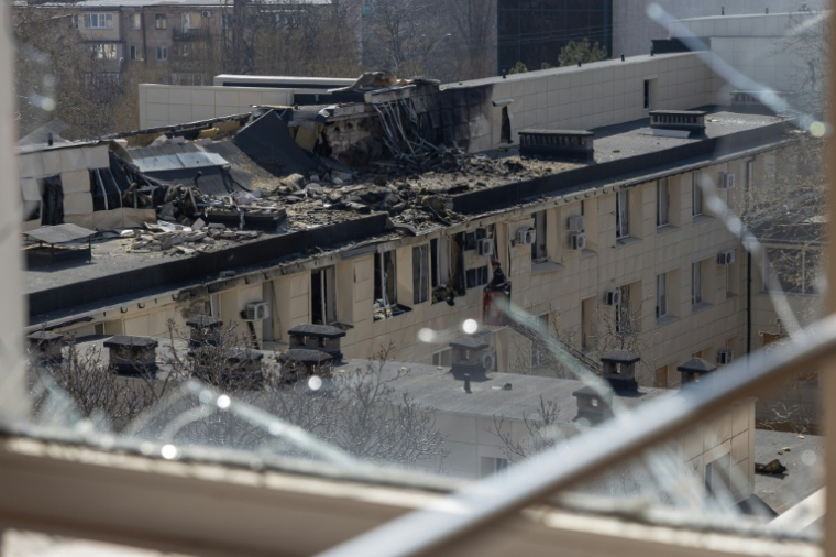 Le toit d'une maternité endommagé par une attaque aérienne russe, à Odessa, le 28 mars 2026 en Ukraine ( AFP / Oleksandr GIMANOV )