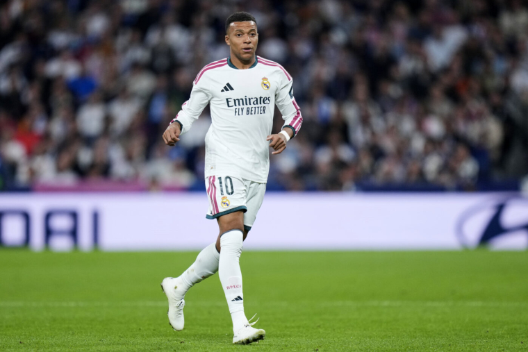 Le but chanceux de Mbappé contre le Barça