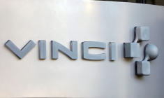 Le logo de Vinci est visible au siège social de l'entreprise, à Rueil-Malmaison, près de Paris