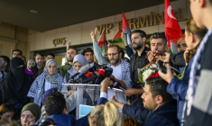 Près de 140 militants de la flottille de Gaza ont été transportés par avion à Istanbul samedi, parmi lesquels 36 ressortissants turcs.  ( AFP / Yasin AKGUL )