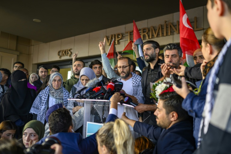 Près de 140 militants de la flottille de Gaza ont été transportés par avion à Istanbul samedi, parmi lesquels 36 ressortissants turcs.  ( AFP / Yasin AKGUL )