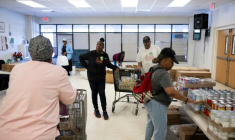 Des bénévoles préparent des repas pour les employés fédéraux mis en congé forcé, le 21 octobre 2025 à Hyattsville, dans le Maryland aux Etats-Unis ( AFP / Brendan Smialowski )