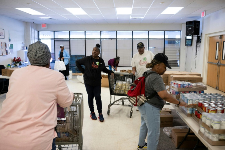 Des bénévoles préparent des repas pour les employés fédéraux mis en congé forcé, le 21 octobre 2025 à Hyattsville, dans le Maryland aux Etats-Unis ( AFP / Brendan Smialowski )