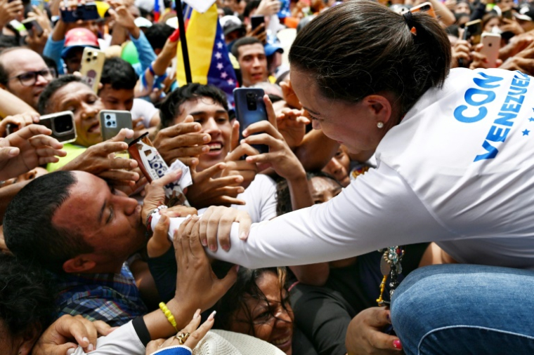La cheffe de l'opposition vénézuélienne Maria Corina Machado acclamée par ses partisans lors d'un rassemblement de campagne à Barinas, au Venezuela, le 6 juillet 2024 ( AFP / JUAN BARRETO )
