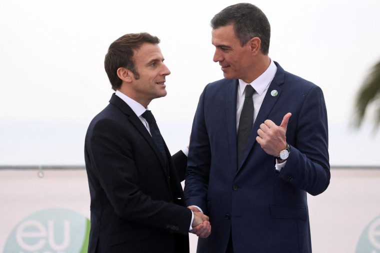 Le Premier ministre espagnol Pedro Sanchez et Emmanuel Macron, à Alicante ( AFP / JOSE JORDAN )