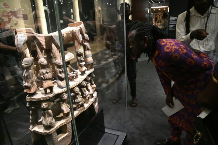 Le trône de Cana, l'un des trésors d'Abomey rendus au Bénin par la France, le 18 février 2022 à Cotonou ( AFP / PIUS UTOMI EKPEI )
