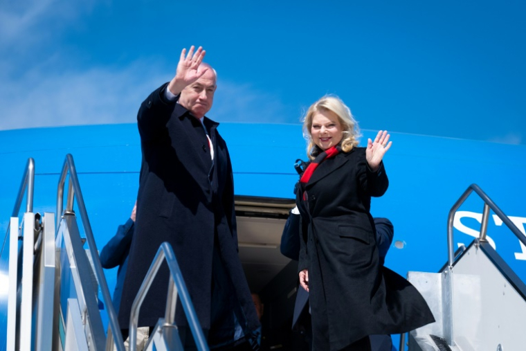 Photo diffusée le 6 avril 2025 par le ministère hongrois de la Défense du Premier ministre israélien Benjamin Netanyahu (g) et de sa femme Sara lors de leur embarquement à l'aéroport Liszt Ferenc de Budapest, en Hongrie ( Minstère hongrois de la Défense / SZTANISZLAV HORVATH )