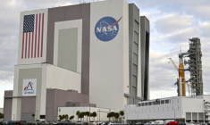 La fusée SLS et le vaisseau Orion devant servir à la mission lunaire Artémis 2 quittent le bâtiment d'assemblage pour rejoindre le complexe de tir au Centre spatial Kennedy, en Floride, le 17 janvier 2026 ( AFP / Miguel J. Rodriguez Carrillo )