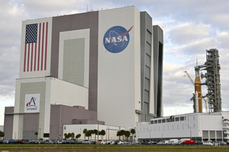 La fusée SLS et le vaisseau Orion devant servir à la mission lunaire Artémis 2 quittent le bâtiment d'assemblage pour rejoindre le complexe de tir au Centre spatial Kennedy, en Floride, le 17 janvier 2026 ( AFP / Miguel J. Rodriguez Carrillo )