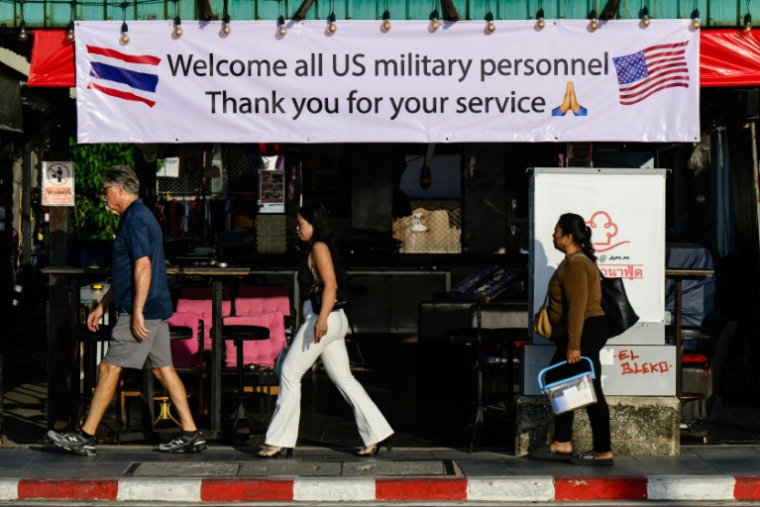 Une banderole souhaite la "bienvenue à tous les militaires américains", le 1er septembre 2026 à Pattaya en Thaïlande ( AFP / ANTHONY WALLACE )