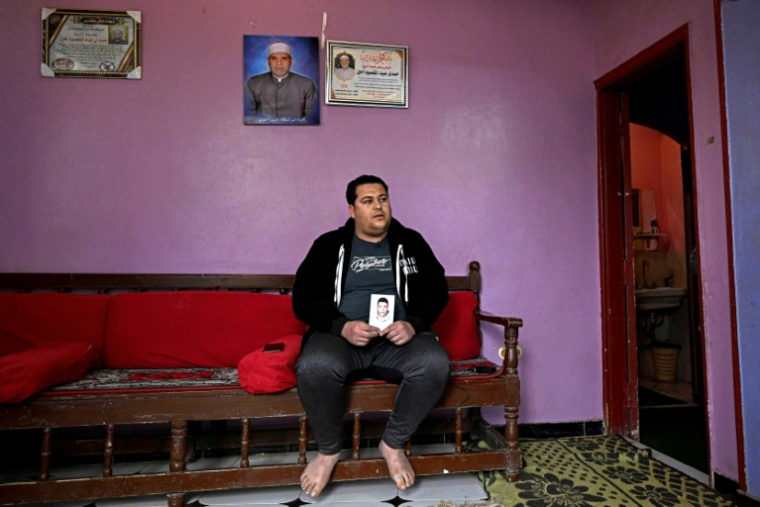Youssef Ibrahim montre un portrait de son frère Hamdy Ibrahim, 18 ans, disparu en Méditerranée, lors d'une interview dans le village d'Abdallah Aziza, en Egypte, le 21 janvier 2026 ( AFP / Khaled DESOUKI )