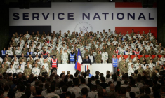 Emmanuel Macron dévoile un nouveau service militaire national lors d'un discours devant l'armée à la base militaire de Varces