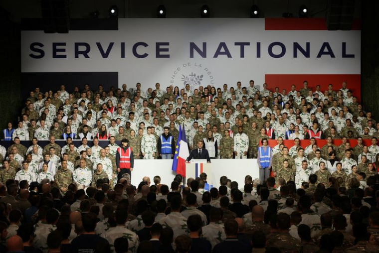 Emmanuel Macron dévoile un nouveau service militaire national lors d'un discours devant l'armée à la base militaire de Varces