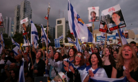 Des Israéliens attendent la libération des otages encore retenus à Gaza sur la place des Otages à Tel-Aviv, tôt le 13 octobre 2025 ( AFP / AHMAD GHARABLI )