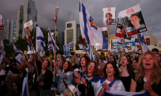 Des Israéliens attendent la libération des otages encore retenus à Gaza sur la place des Otages à Tel-Aviv, tôt le 13 octobre 2025 ( AFP / AHMAD GHARABLI )