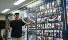 Kim Jun-young, chef du Centre de contrôle intégré de la vidéosurveillance du pont Hangang, présente le dispositif dans la salle de contrôle à Séoul, le 24 juin 2026 ( AFP / Jade GAO )