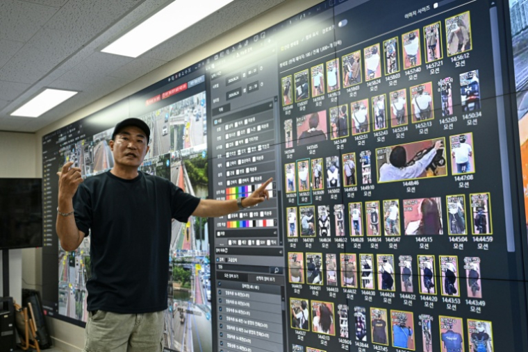 Kim Jun-young, chef du Centre de contrôle intégré de la vidéosurveillance du pont Hangang, présente le dispositif dans la salle de contrôle à Séoul, le 24 juin 2026 ( AFP / Jade GAO )