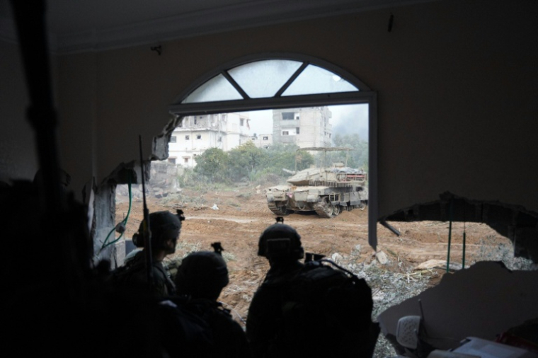 Photo diffusée par l'armée israélienne, le 18 janvier 2024, de soldats israéliens opérant dans la région de Khan Younès, dans le sud de la bande de Gaza, lors de combats continus entre Israël et le groupe militant palestinien Hamas ( Armée israélienne / - )