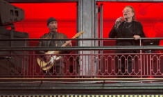 The Edge (G) et Bono (D) du groupe de rock irlandais U2 lors d'un concert surprise au balcon du Bewley's Oriental Cafe dans le centre de Dublin, le 25 septembre 2026 ( AFP / Peter MURPHY )