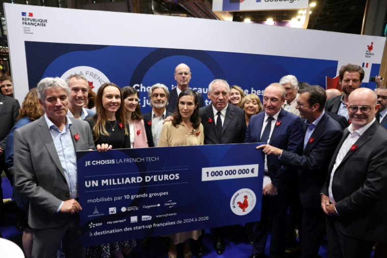 Le Premier ministre François Bayrou (4e d), le ministre de la Fonction publique Laurent Marcangeli (3e d), la cheffe de la mission French Tech Julie Huguet (3e g), le ministre de l'Économie, Eric Lombard (au fond) sur le stand de la mission French Tech au VivaTech, le 12 juin 2025 à Paris ( AFP / Thomas SAMSON )