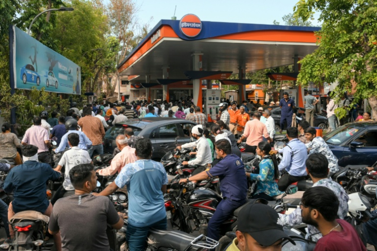 La queue pour faire le plein dans une station service d'Ahmedabad le 23 mars 2026, en Inde ( AFP / Shammi MEHRA )