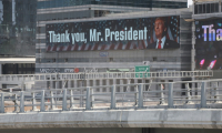 Un portrait du président américain Donald Trump accompagné du message: "Merci M. le président", le 22 juin 2025 à Tel-Aviv ( AFP / Ahmad GHARABLI )