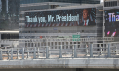 Un portrait du président américain Donald Trump accompagné du message: "Merci M. le président", le 22 juin 2025 à Tel-Aviv ( AFP / Ahmad GHARABLI )