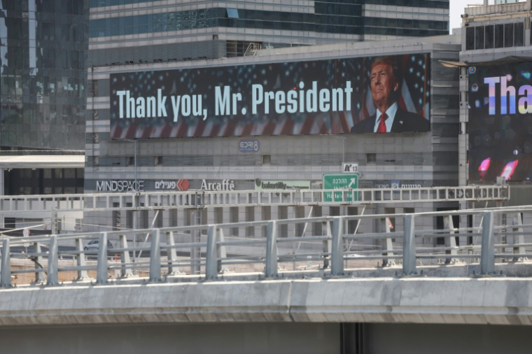 Un portrait du président américain Donald Trump accompagné du message: "Merci M. le président", le 22 juin 2025 à Tel-Aviv ( AFP / Ahmad GHARABLI )